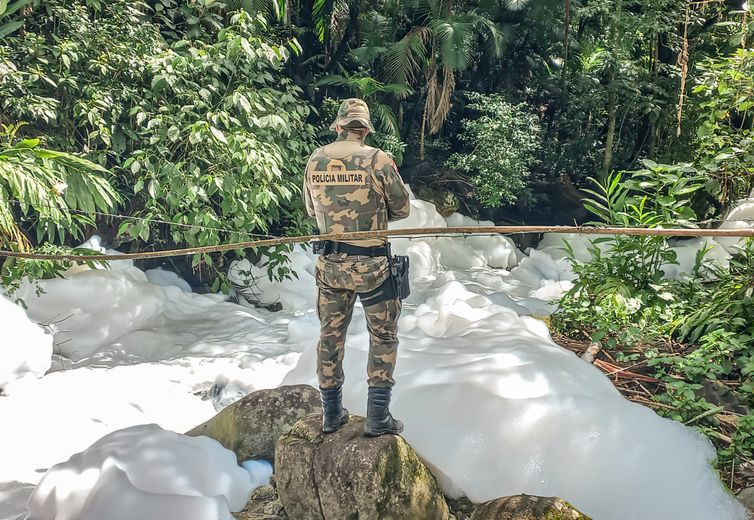 Derramamento de ácido sulfonico na estrada SC301 em Joinville. Foto: Polícia Militar Ambiental de SC/Divulgação
