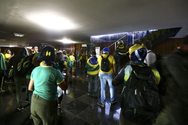 Manifestantes invadem Congresso, STF e Palácio do Planalto.