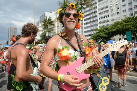 Rio de Janeiro - O Bloco Virtual desfila no Leme a história da criação do mundo, o paraíso terrestre e o inferno, em referência à obra do pintor holandês Hieronymus Bosch (Fernando Frazão/Agência Brasil)