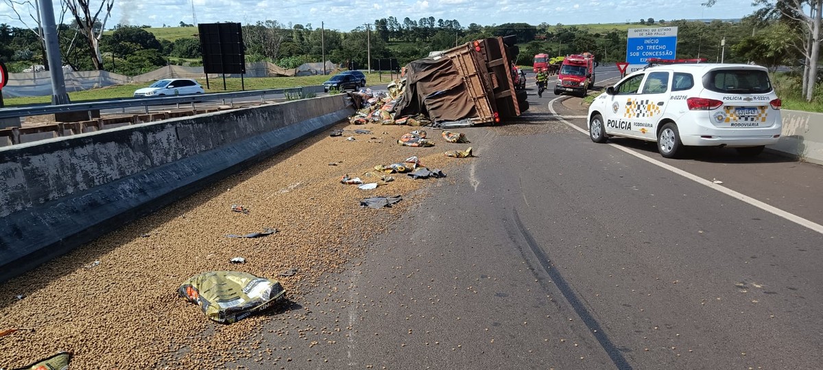 Alça de acesso à SP-425 fica interditada após caminhão tombar e derramar carga de ração sobre a pista, em Presidente Prudente