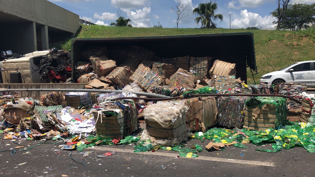 Caminhão com materiais recicláveis tomba na Avenida Alberto Bonfiglioli, em Presidente Prudente | Presidente Prudente e Região