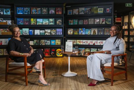 30/10/2023 -  Rio de Janeiro (RJ), Imagem capturada em  05/10/2023 - A escritora Ana Maria Gonçalves e entrevistada pela apresentadora Eliana Alves Cruz, durante a gravação do programa Trilha de Letras, da TV Brasil, na biblioteca da Maison de France, centro da cidade. Foto:Tânia Rêgo/Agência Brasil