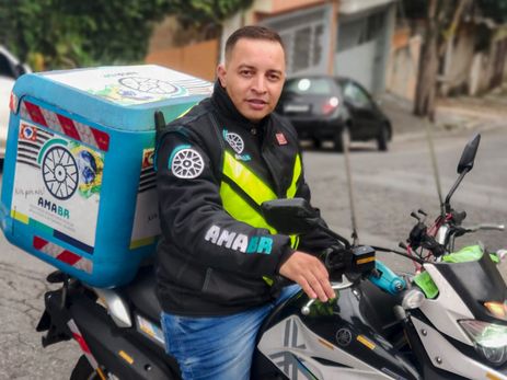 Rio de Janeiro (RJ) 06/03/2024 - Personagem presidente da assciação dos motofretistas de aplicativos e autônomos do Brasil, Edgar Francisco da Silva - Amigos, seguem fotos para a matéria “Clientes nos confundem com garçons”, reclama entregador de aplicativo.
Foto: Edgar Francisco da Silva/Arquivo Pessoal