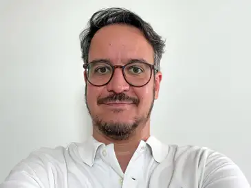 Brasília (DF) 07/03/2024 - Para o neurocirurgião Bruno Burjaili, o desenvolvimento das neurotecnologias permitirá o aprimoramento das atuais técnicas de tratamento de doenças neurológicas, como o uso de implantes cerebrais, abrindo um leque de novas opções terapêuticas.
Foto: Renato Cesar Cardoso/Arquivo Pessoal