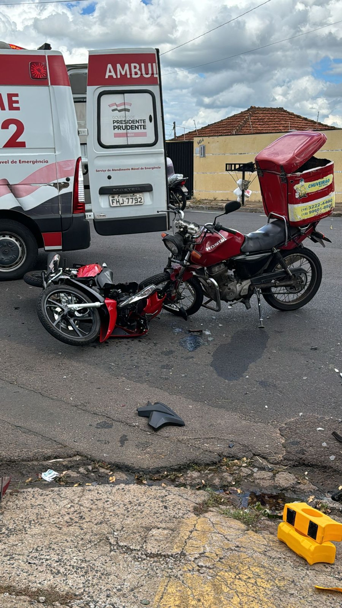 Homem é socorrido com ferimentos graves após colisão entre motocicletas na Avenida Paulo Marcondes