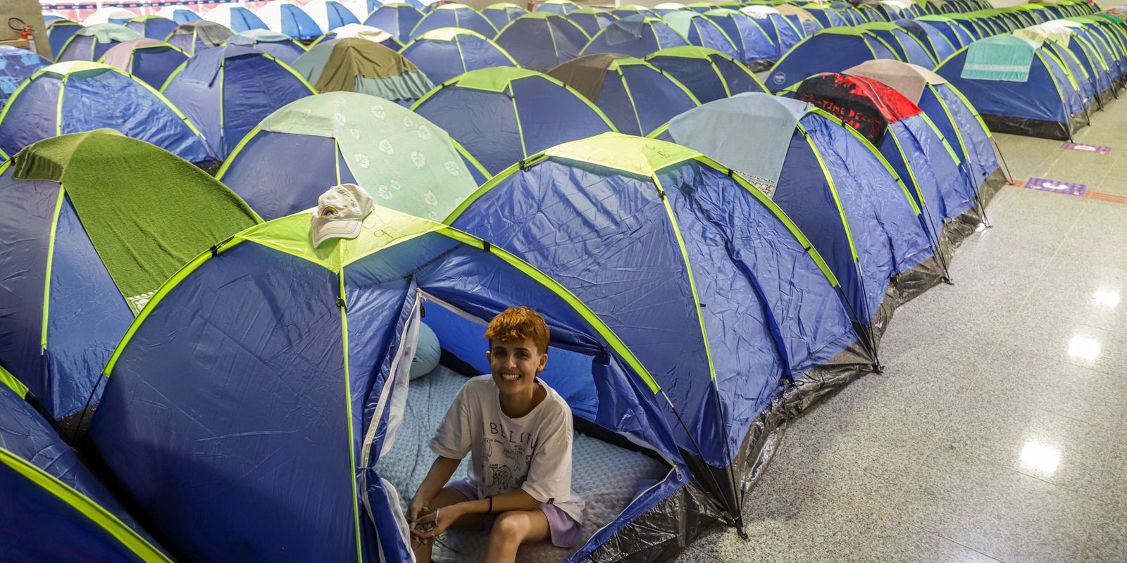 Jovens preparam barracas para maratona tecnológica da Campus Party