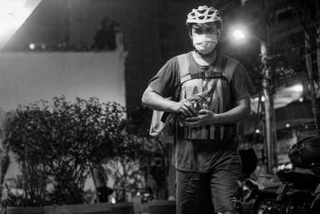 Rio de Janeiro (RJ) 06/03/2024 - Personagem Bruno França - Amigos, seguem fotos para a matéria “Clientes nos confundem com garçons”, reclama entregador de aplicativo.
Foto: Vinícius Ribeiro/Divulgação