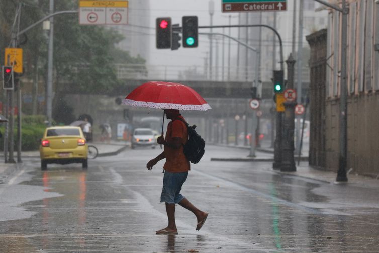 Rio de Janeiro (RJ) 22/03/2024 – Temporal atinge o Rio de Janeiro e trabalhadores deixam a região central da cidade, que tem ponto facultativo decretado com previsão de chuvas extremas. Foto: Fernando Frazão/Agência Brasil