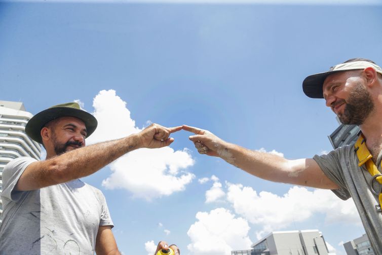 São Paulo (SP) 04/03/2024 - Para marcar os dois anos do início do conflito, em 24 de fevereiro, um projeto do Ukrainian Institute está unindo os artistas paulistano Eduardo Kobra e o ucraniano Sasha Korban para trabalharem juntos em um mural de grandes proporções no bairro de Pinheiros, São Paulo. Foto: Paulo Pinto/Agência Brasil