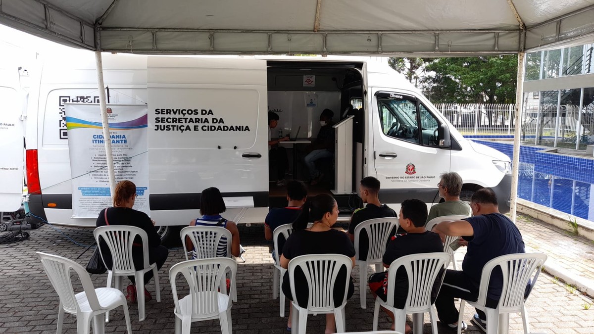 Unidade móvel do projeto Cidadania Itinerante oferece serviços gratuitos aos moradores de Alfredo Marcondes