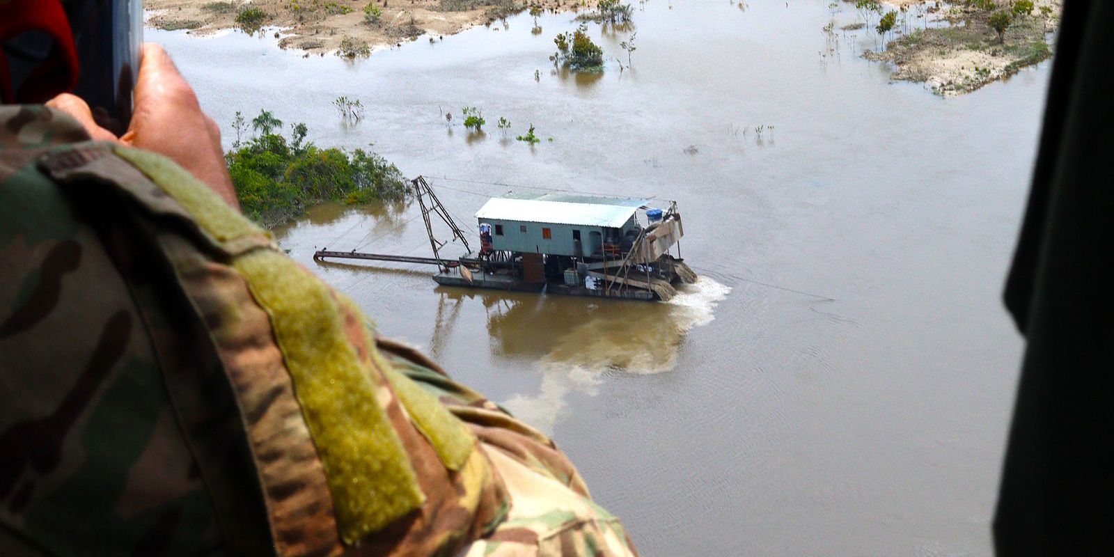 Na Amazônia, 77% do garimpo está a menos de 500 m de cursos d’água