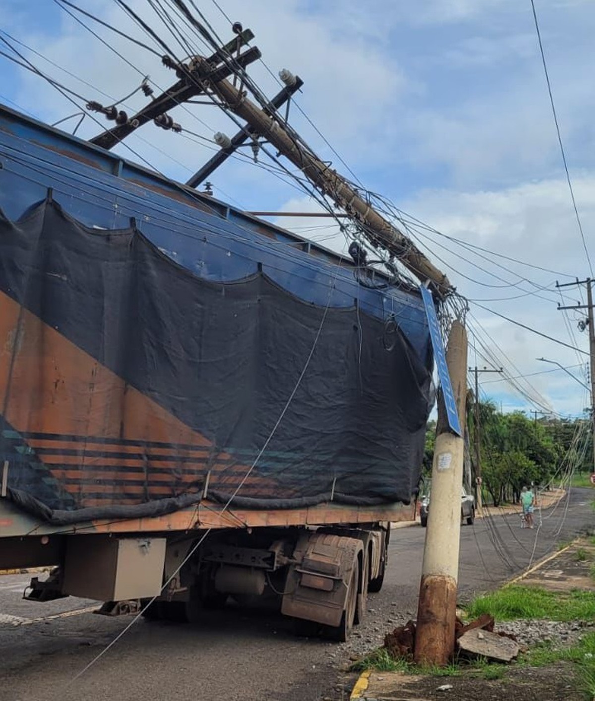 Em quatro meses, concessionária de energia elétrica registra 51 colisões de veículos contra postes na região de Presidente Prudente | Presidente Prudente e Região