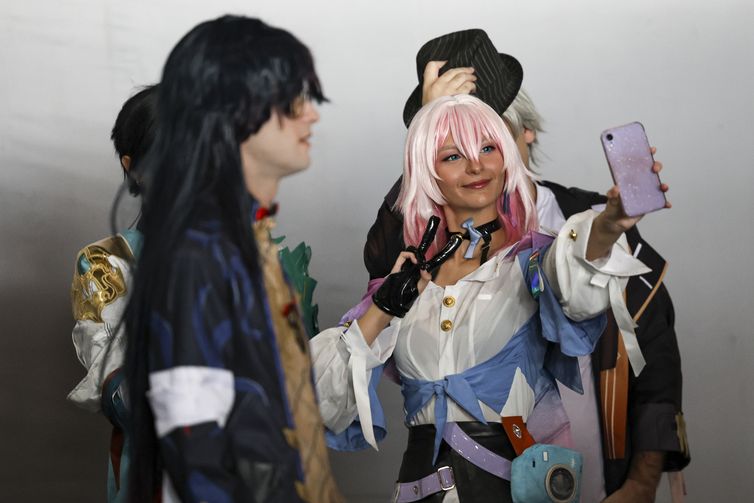 Brasília (DF), 20/04/2024 - Fãs da cultura oriental se fantasiam em camarim durante o Anime Summit, maior evento otaku e geek do Centro-Oeste. Foto: Marcelo Camargo/Agência Brasil