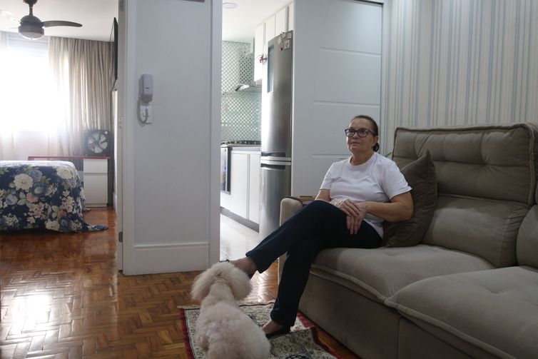 São Paulo (SP), 09/04/2024 - A síndica do Edifício Dandara, Marli Baffini, mostra o apartamento em que mora no prédio da União destinado a moradia de famílias de baixa renda, na Avenida Ipiranga. Foto: Rovena Rosa/Agência Brasil