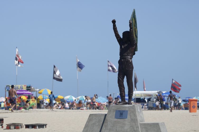  Estátua do piloto Ayrton Senna em tamanho real é instalada no calçadão de Copacabana