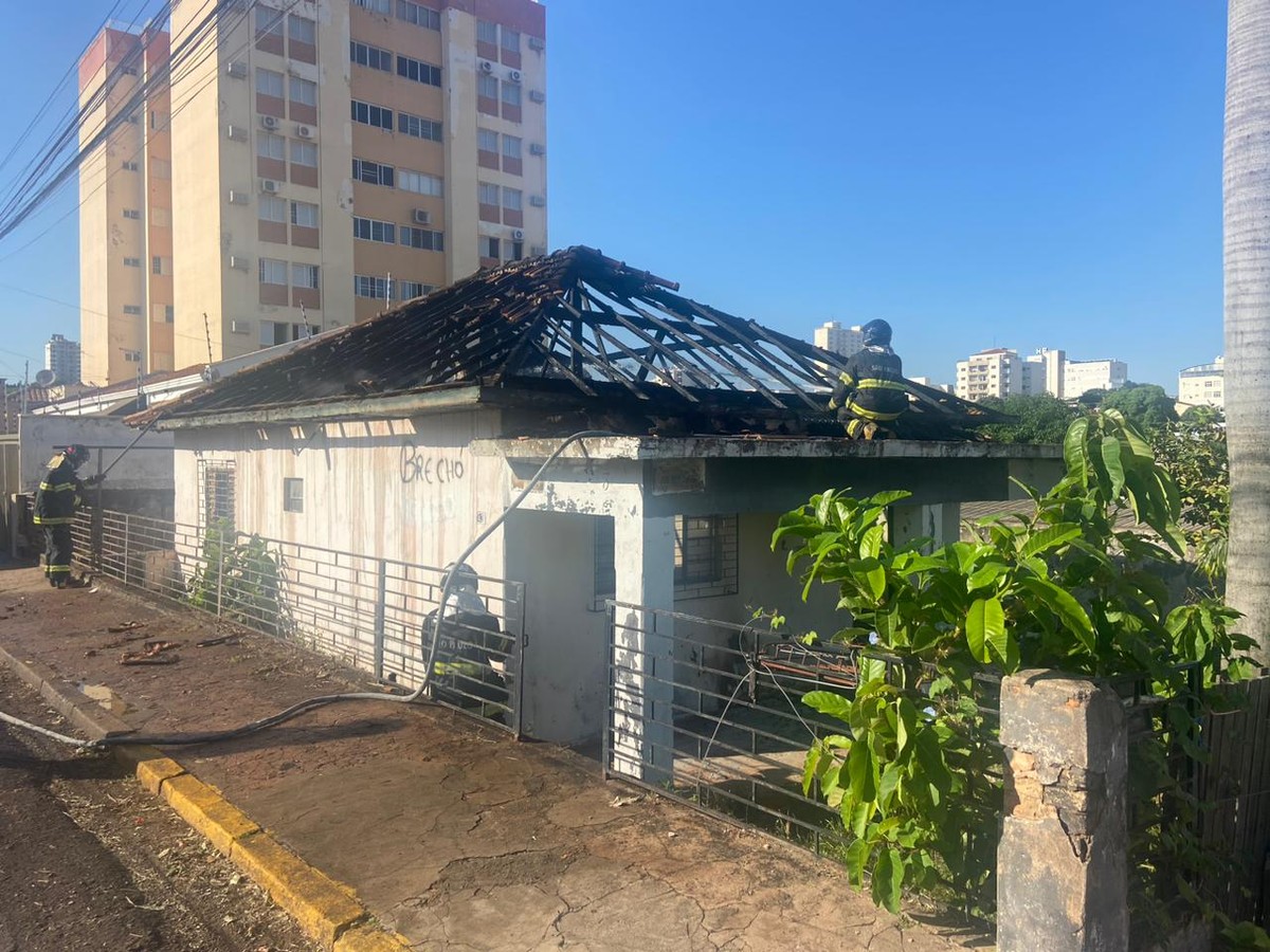 Incêndio atinge telhado de madeira de residência na Vila Ocidental, em Presidente Prudente | Presidente Prudente e Região