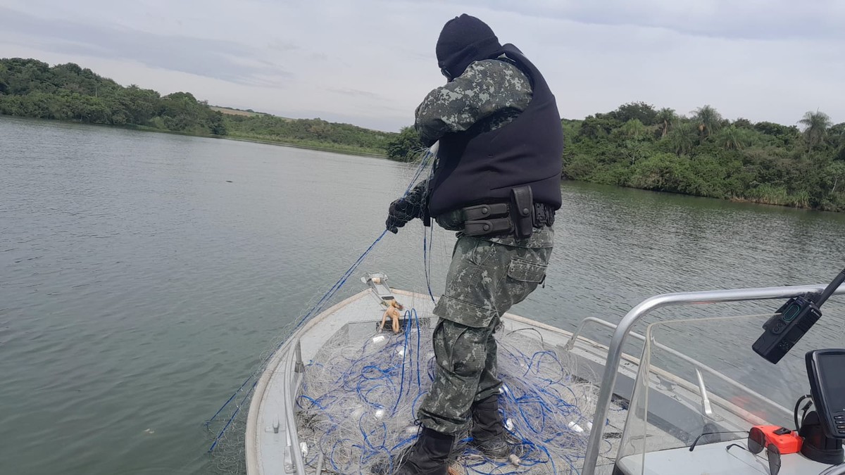 Polícia Ambiental apreende 850 metros de redes e espinéis em lago, em Pirapozinho
