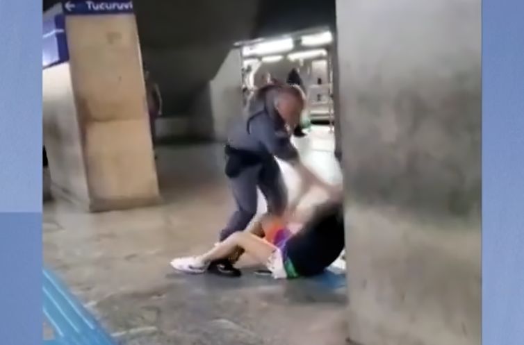 Frame/TV Brasil Uma mulher foi agredida com um tapa no rosto por um policial militar, no sábado (6), na estação da Luz do Metrô, no Centro de São Paulo. As imagens gravadas por testemunhas circulam nas redes sociais. Foto: Frame/TV Brasil