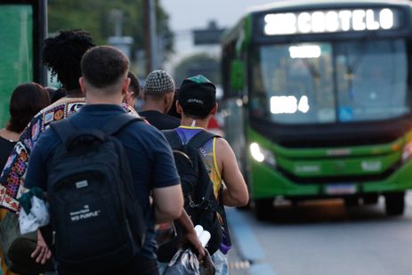 Rio de Janeiro (RJ) 30/04/2024 – Trabalhadores usam ônibus em deslocamento na volta para casa, na região da Central do Brasil. Foto: Fernando Frazão/Agência Brasil
