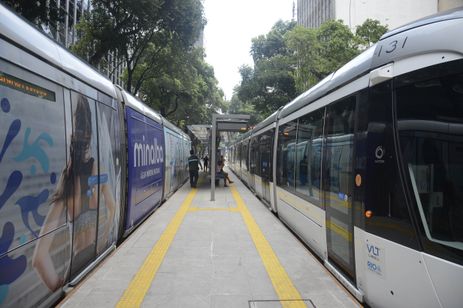 A linha 3  do VLT, que faz o trajeto entre a Central do Brasil e o Aeroporto Santos Dumont começa a operar no início da tarde de hoje (26). 