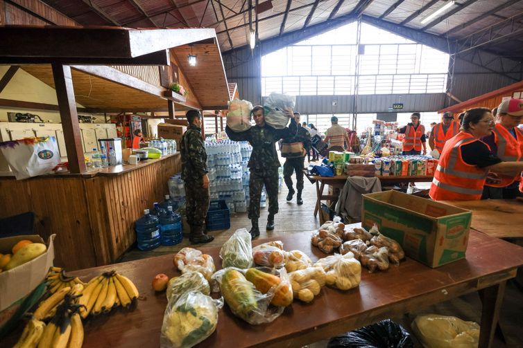 SINIMBU, RS, BRASIL, 03.05.2024 - Exército entrega mantimentos na região de Sinumbu, devido aos estragos causados pela forte chuva no estado do Rio Grande do Sul. Foto: Gustavo Mansur/Palácio Piratini