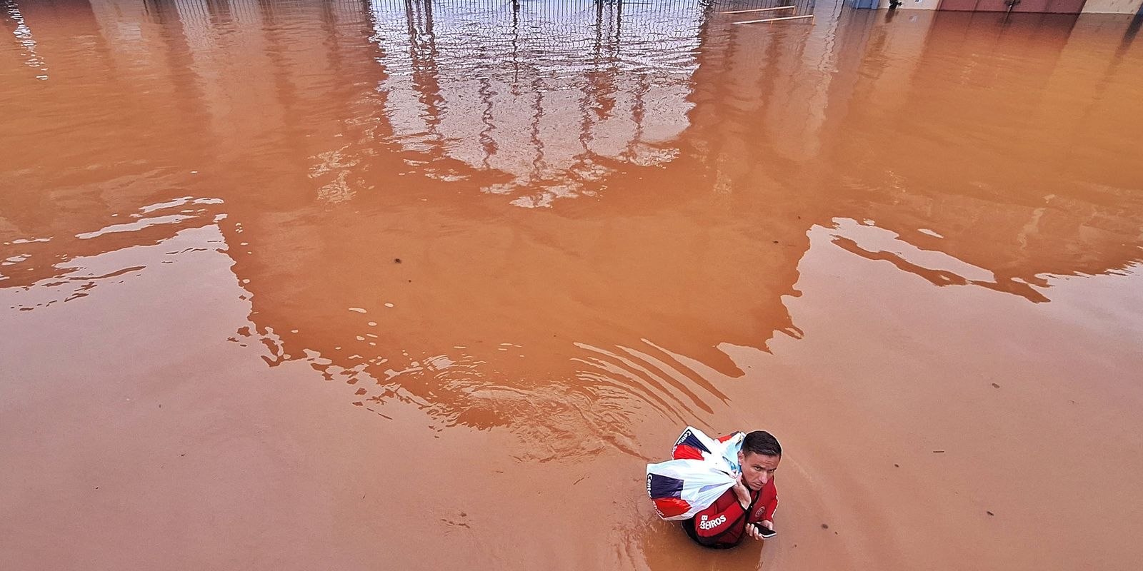 Cheia do Guaíba coloca Porto Alegre em alerta de mais inundação