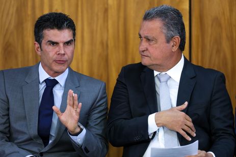 Brasília (DF) 06/05/2024  O governador do Pará, Helder Barbalho e o ministro chefe  da Casa Civil, Rui Costa, durante solenidade de assinatura de convênios para realização da COP30 em Belém entre a Itaipu Binacional, Governo do Pará e Prefeitura de Belém no Palácio do Planalto Foto: Fabio Rodrigues-Pozzebom/ Agência Brasil