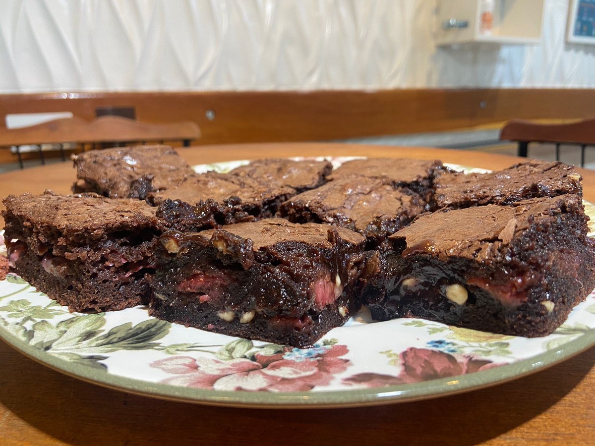 Brownie tem tradicional sabor do cacau e recheio de morango e chocolate branco