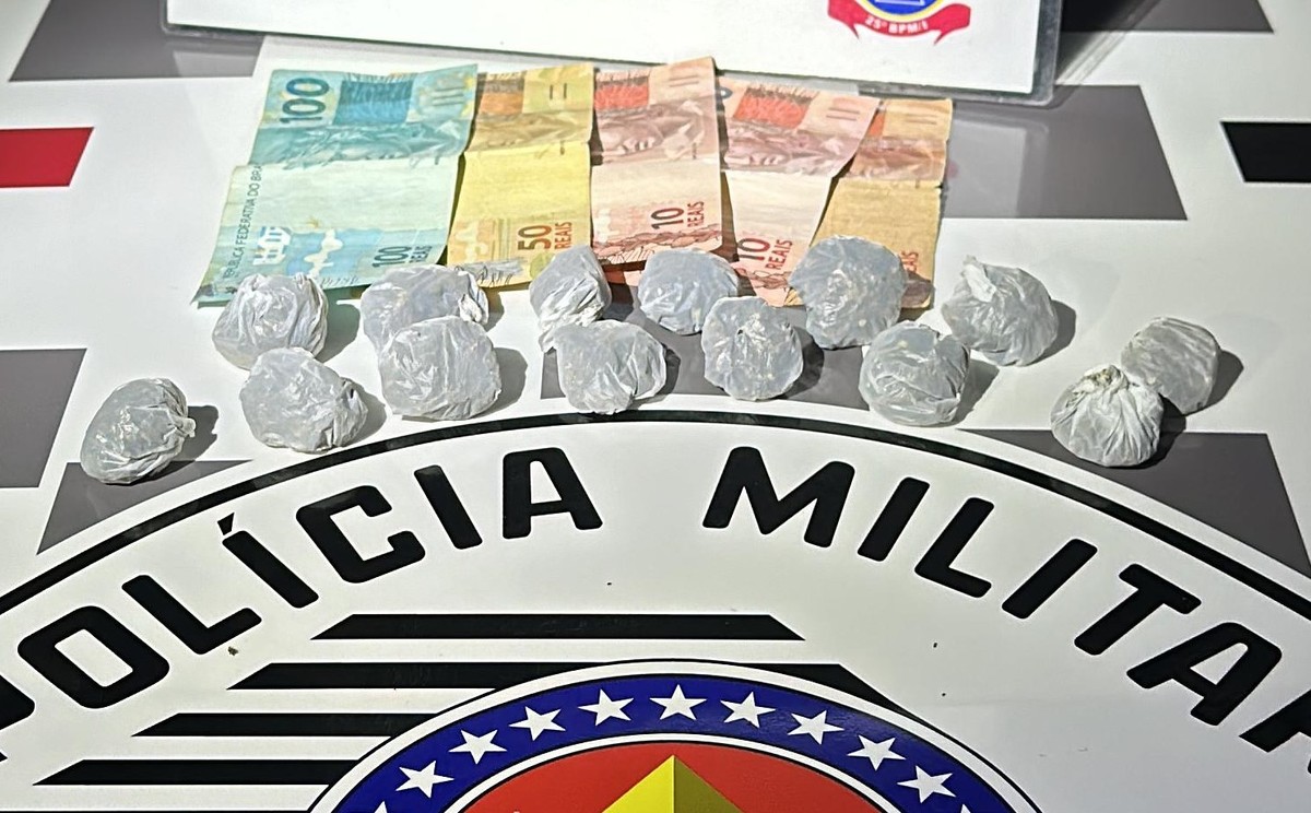 Jovem tenta despistar Força Tática com moto sem placas, mas acaba preso com 14 porções de maconha