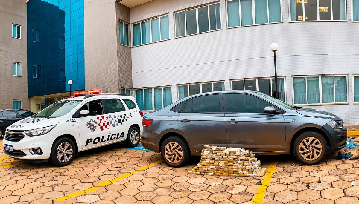 Casal de paraguaios é preso com mais de 83 kg de maconha escondidos em carro, em Pirapozinho