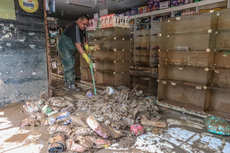 Porto Alegre (RS), 20/05/2024 – CHUVAS RS- LIMPEZA - Comerciantes retiram entulho e limpam lojas para retomar os negócios no Centro Histórico de Porto Alegre. Foto: Rafa Neddermeyer/Agência Brasil
