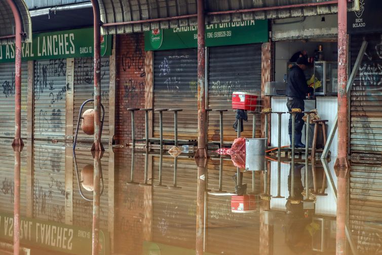 Porto Alegre (RS), 20/05/2024 – CHUVAS RS- LIMPEZA - Comerciantes retiram entulho e limpam lojas para retomar os negócios no Centro Histórico de Porto Alegre. Foto: Rafa Neddermeyer/Agência Brasil