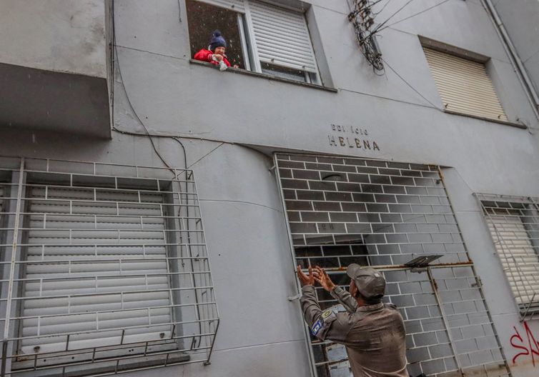 Porto Alegre (RS), 23/05/2024 – CHUVAS/ RS - ENCHENTES - Volta a chover forte em Porto Alegre e polícias fazem o resgatede uma idosa no bairro Menino Deus. 
Foto: Rafa Neddermeyer/Agência Brasil