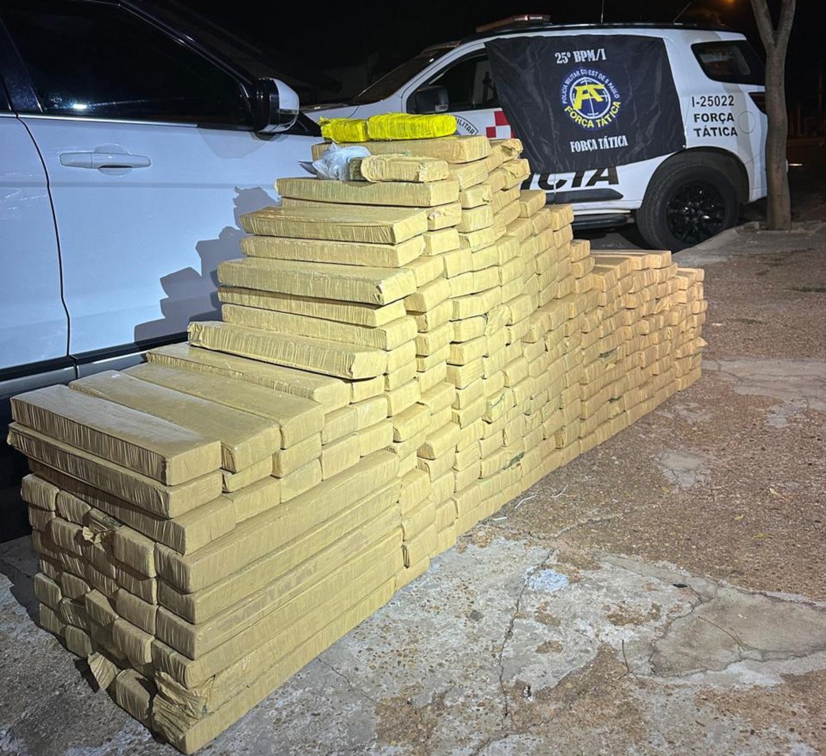 Motorista e ‘batedor’ são presos com mais de 400 kg de maconha em posto de combustíveis, em Osvaldo Cruz