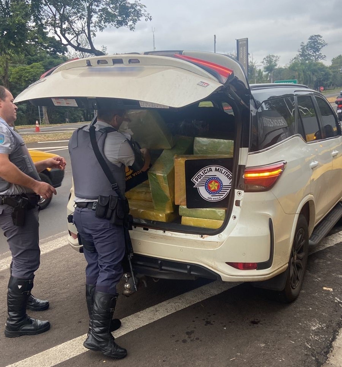 Carro lotado de maconha é apreendido na Rodovia Raposo Tavares, em Presidente Prudente