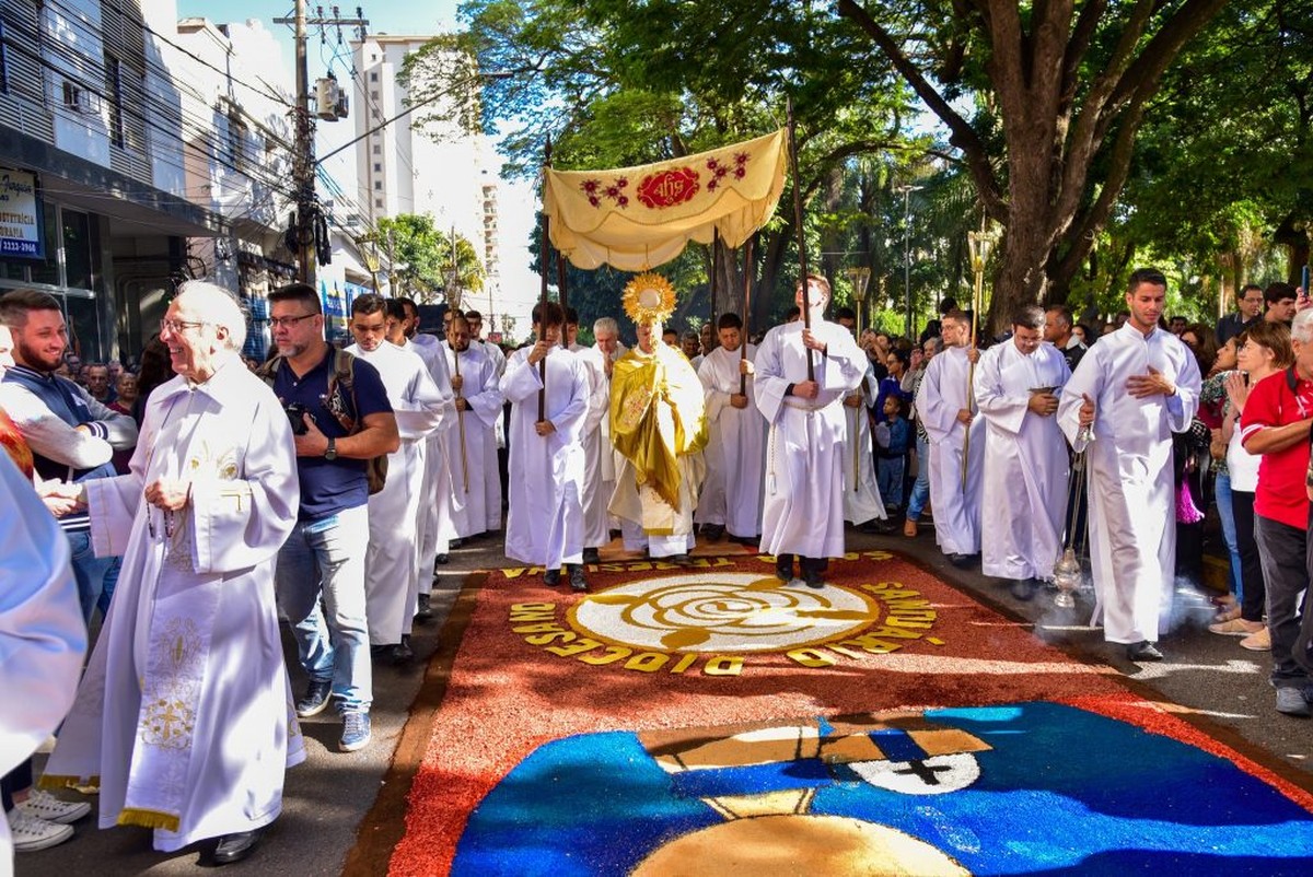 Confecção do tradicional tapete de Corpus Christi mobiliza 600 pessoas em Presidente Prudente; veja programação