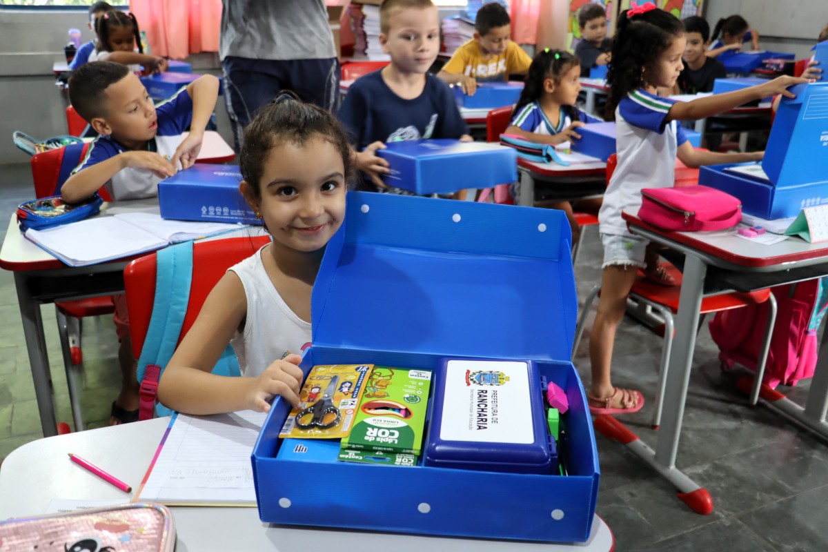Alunos de Rancharia agora têm materiais escolares e uniformes de graça