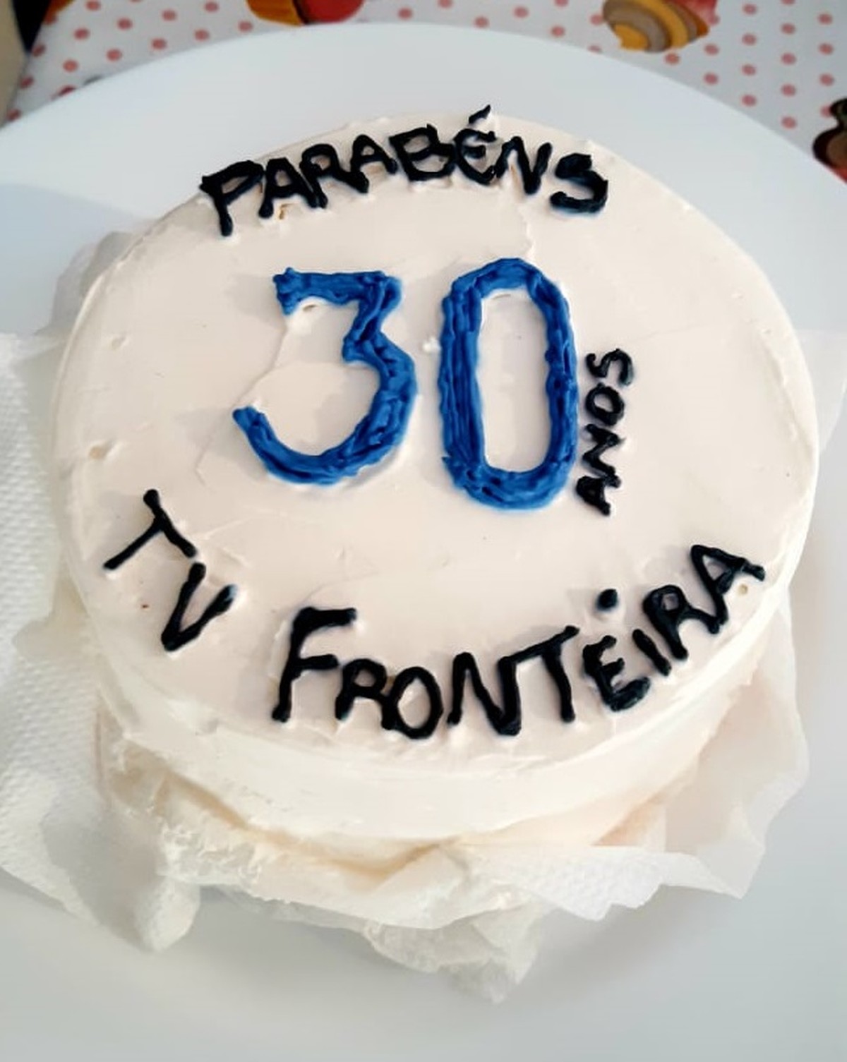 Em comemoração aos 30 anos da TV Fronteira, boleira ensina passo a passo de receita de Bentô Cake de Chocolate