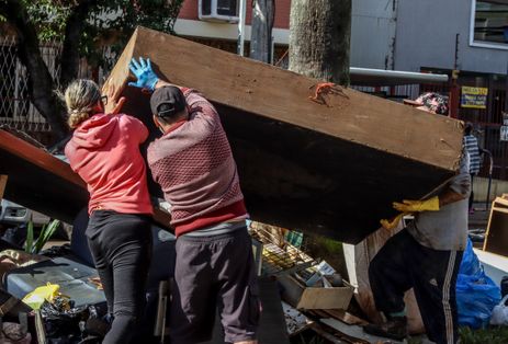 Porto Alegre (RS), 18/05/2024 – CHUVAS RS- LIXO -  Com a redução do nível do água, no bairro Menino Deus, em Porto Alegre, os trabalhos de limpeza começaram para a retirada de lama, lixo e entulho das ruas.. Foto: Rafa Neddermeyer/Agência Brasil