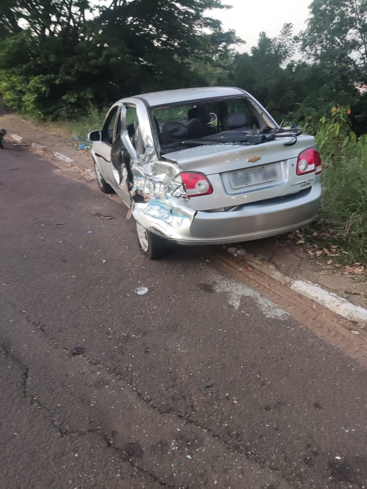 Batida entre caminhão e carro deixa três pessoas feridas na Avenida JK, em Presidente Prudente