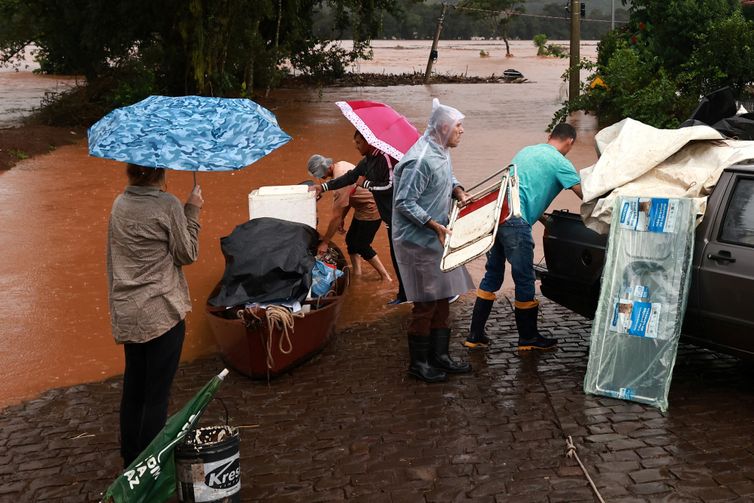 Pessoas resgatam seus pertences perto de uma área alagada próxima ao rio Taquari durante fortes chuvas na cidade de Encantado Rio Grande do Sul, Brasil, 1º de maio de 2024. REUTERS/Diego Vara
