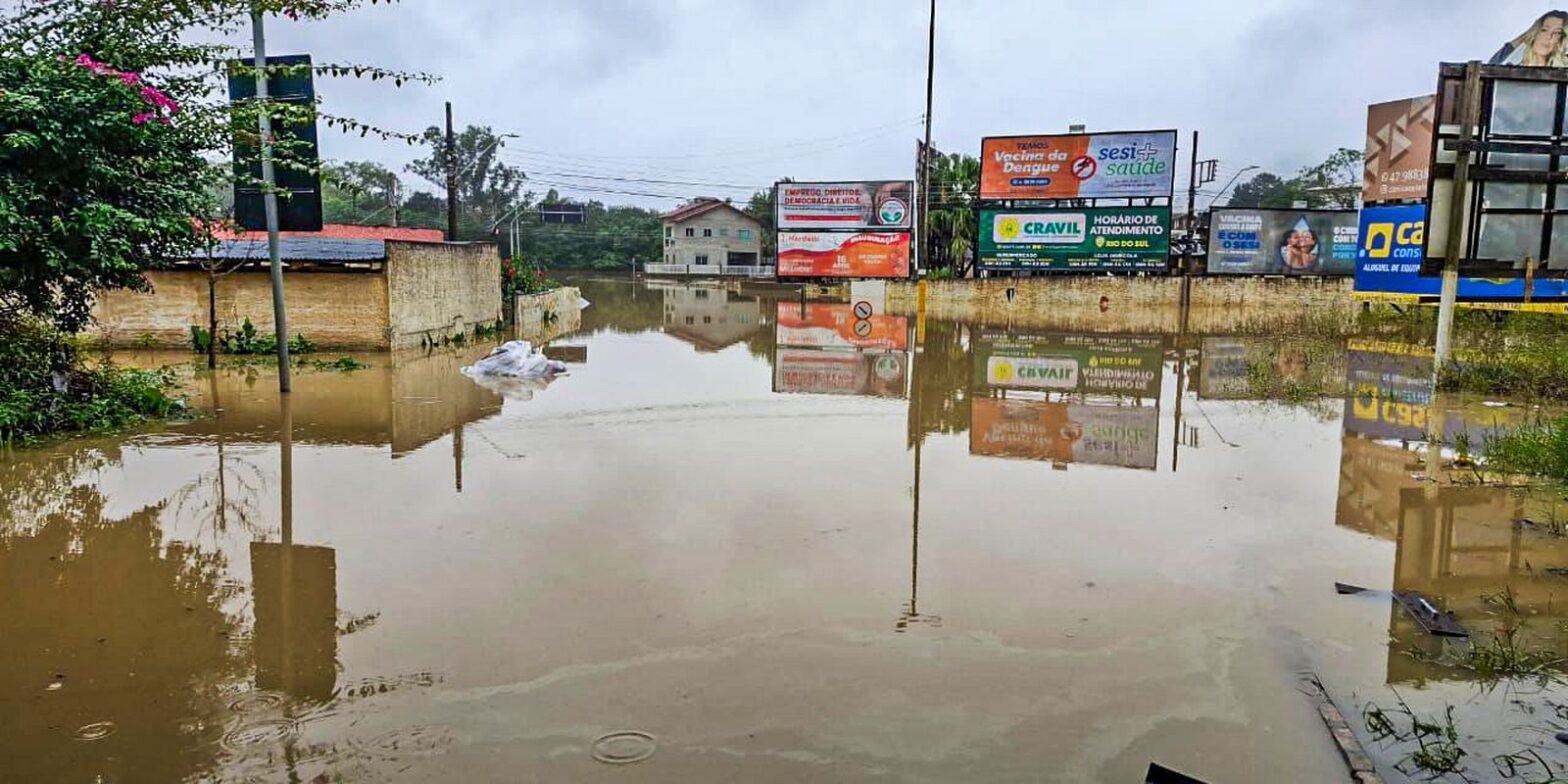 Chuvas em Santa Catarina obrigam 925 pessoas a abandonar casas