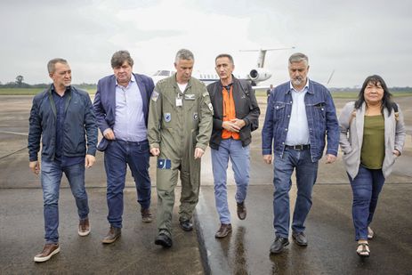 Neste sábado (4), integrantes do governo estão em Canoas e Porto Alegre, conforme definido em reunião da Sala de Situação que foi estruturada, em Brasília, para acompanhar as ações de socorro e assistência aos atingidos pelas fortes chuvas no estado. Entre as agendas, está a instauração do gabinete de crise do governo federal no Rio Grande do Sul. 

Integram a comitiva os ministros Waldez Góes, da Integração e do Desenvolvimento Regional (MIDR); e Paulo Pimenta, da Secretaria de Comunicação Social da Presidência da República (Secom); o presidente da Conab; o secretário nacional de Assistência Nacional, André Quintão, e a presidente da Fundação Nacional dos Povos Indígenas (Funai), Joenia Wapichana. Foto: Lucas Leffa/Secom-PR