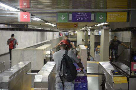 Rio de Janeiro - Metrô Rio lança serviço de pagamento da tarifa por tecnologia de aproximação, com cartões, celulares e outros dispositivos, diretamente nas catracas de embarque das estações.(Foto: Fernando Frazão/Agência Brasil)