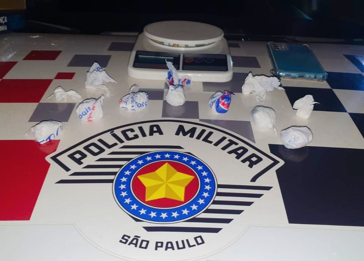 Dupla é presa após arremessar porções de cocaína de carro enquanto fugia da PM, em Lucélia | Presidente Prudente e Região