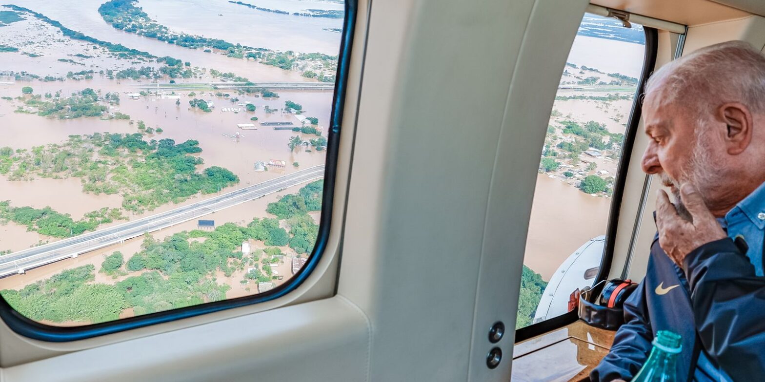 Lula sobrevoa áreas atingidas por enchentes no Rio Grande do Sul