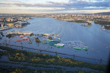 PORTO ALEGRE, RS, BRASIL, 14.05.2024 - Imagens aéreas de Porto Alegre e Região Metropolitana na tarde de terça-feira, 14 de maio de 2024. Devido as fortes chuvas, o Aeroporto de Porto Alegre continua alagado pela enchente. Foto: Mauricio Tonetto/ Secom