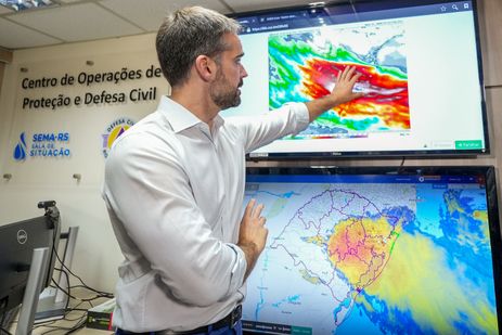 PORTO ALEGRE, RS, BRASIL, 01.05.2024 - Governador Eduardo Leite vai à Defesa Civil do Rio Grande do Sul, em Porto Alegre, para acompanhar a situação das chuvas no Estado.
Foto: Mauricio Tonetto / Secom