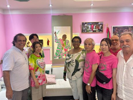 Rio de Janeiro (RJ) 07/06/2024 - Roberto Matsushita ( Cabelos brancos com camiseta rosa) ao lado da presidente da Mangueira, Guanayra Firmino e Alvinho ex-presidente da Mangueira de camisa branca no lado direito da foto  
Foto: Roberto Matsushita/Arquivo Pessoal