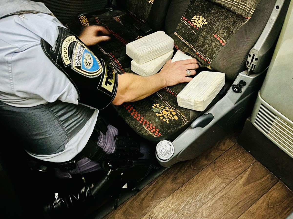 Passageiro boliviano é preso com tabletes de cocaína escondidos em banco de ônibus, em Regente Feijó